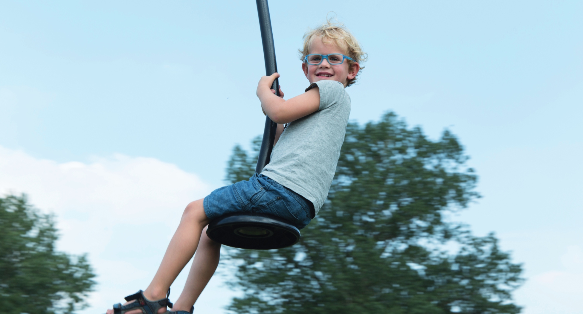 Junge auf Flying Fox Seilbahn
