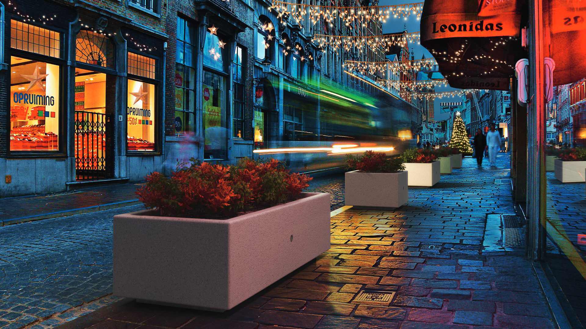 Eine Reihe an Pflanzbehältern in einer idyllisch beleuchteten Straße