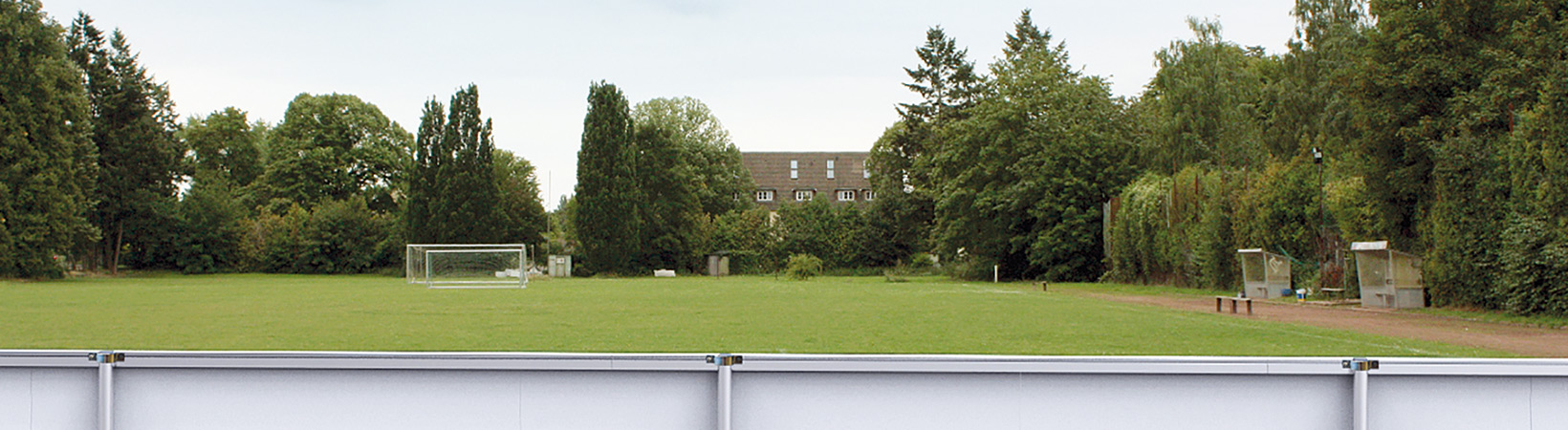 Fußballplatz mit Bandenwerbung-System RABONA mit Spielerkabine CALCIO