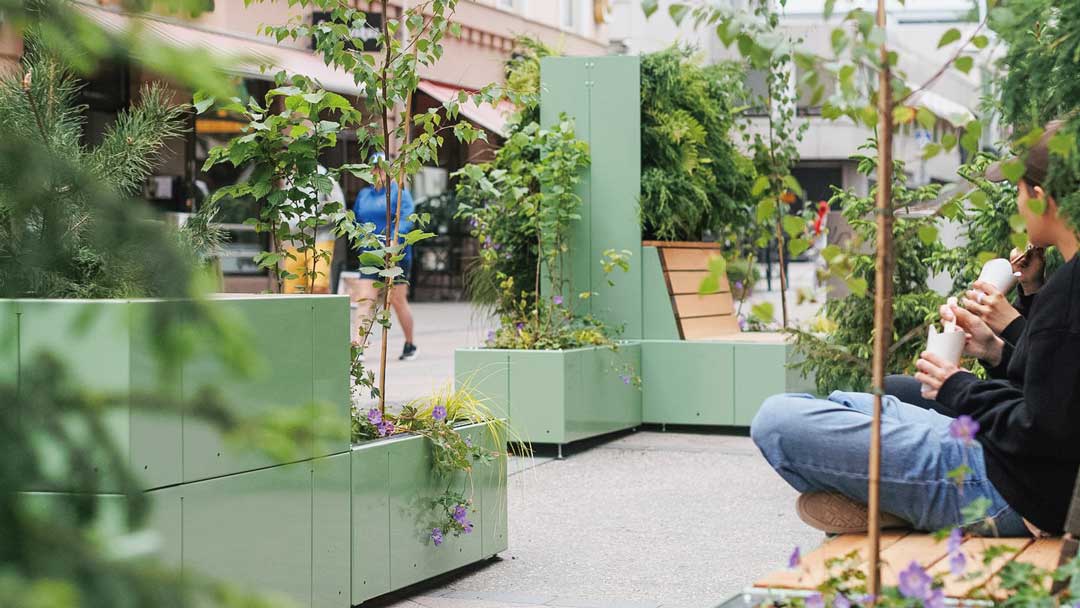 Sitzinsel TASKU mit Begrünung