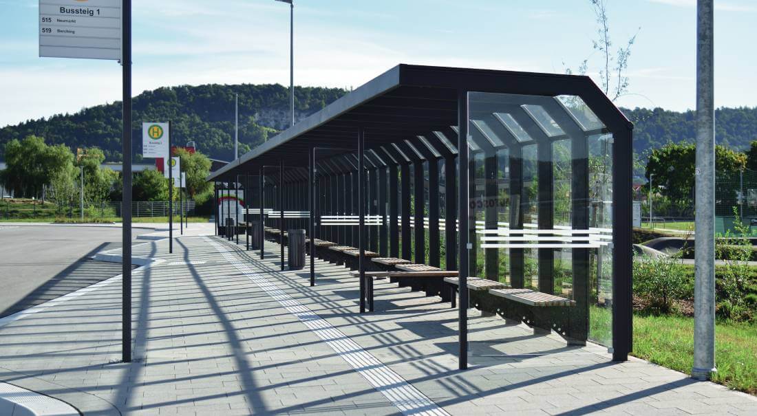 Moderne Wartehalle in Schwarz mit vielen Sitzmöglichkeiten