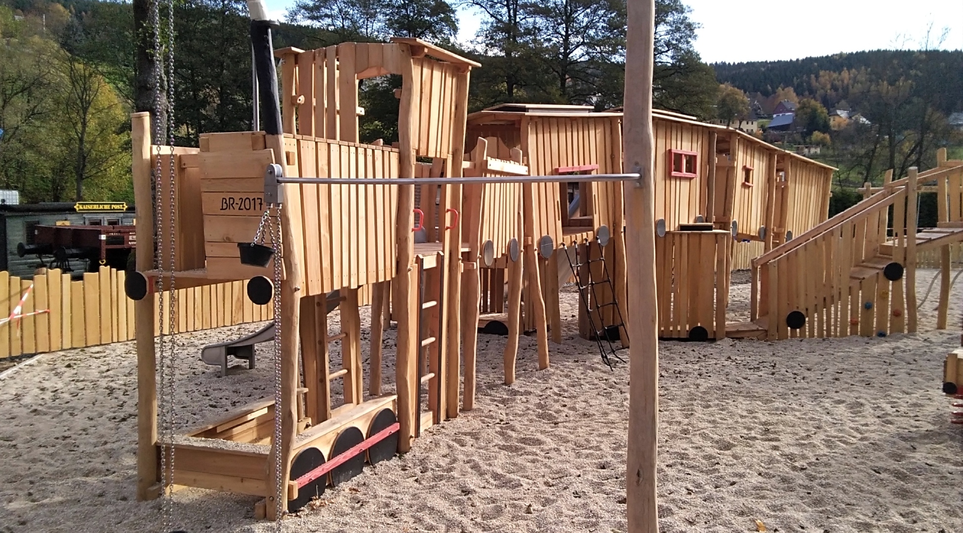 Holzspielplatz in Form einer Lok