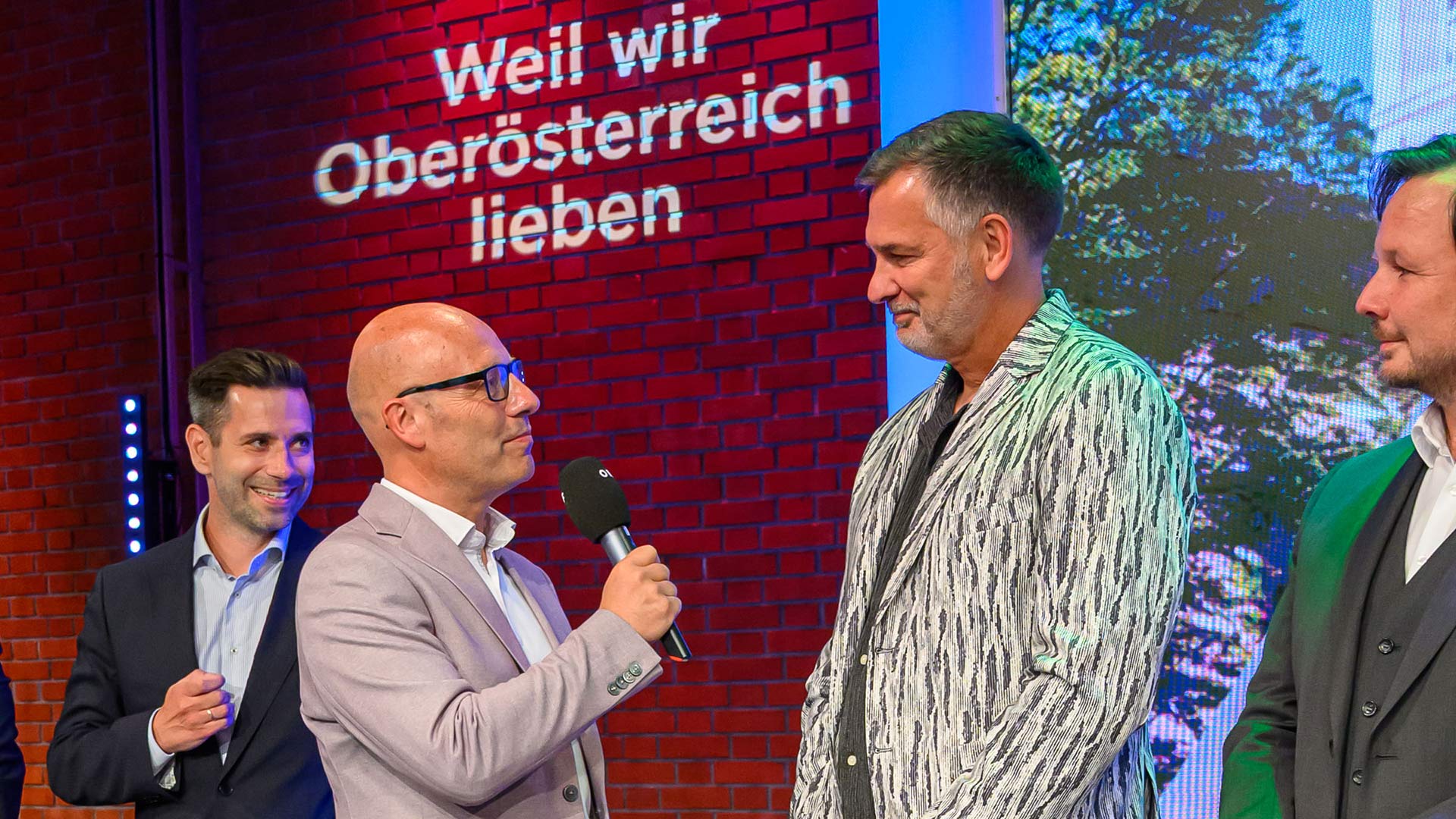 Joachim Pollanz, Geschäftsführer der ZIEGLER Außenanlagen GmbH, gratuliert den Gewinnergemeinden.