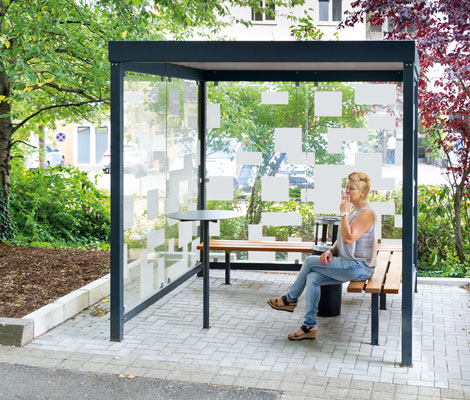 Raucherunterstand TOBACCO mit sitzender Frau