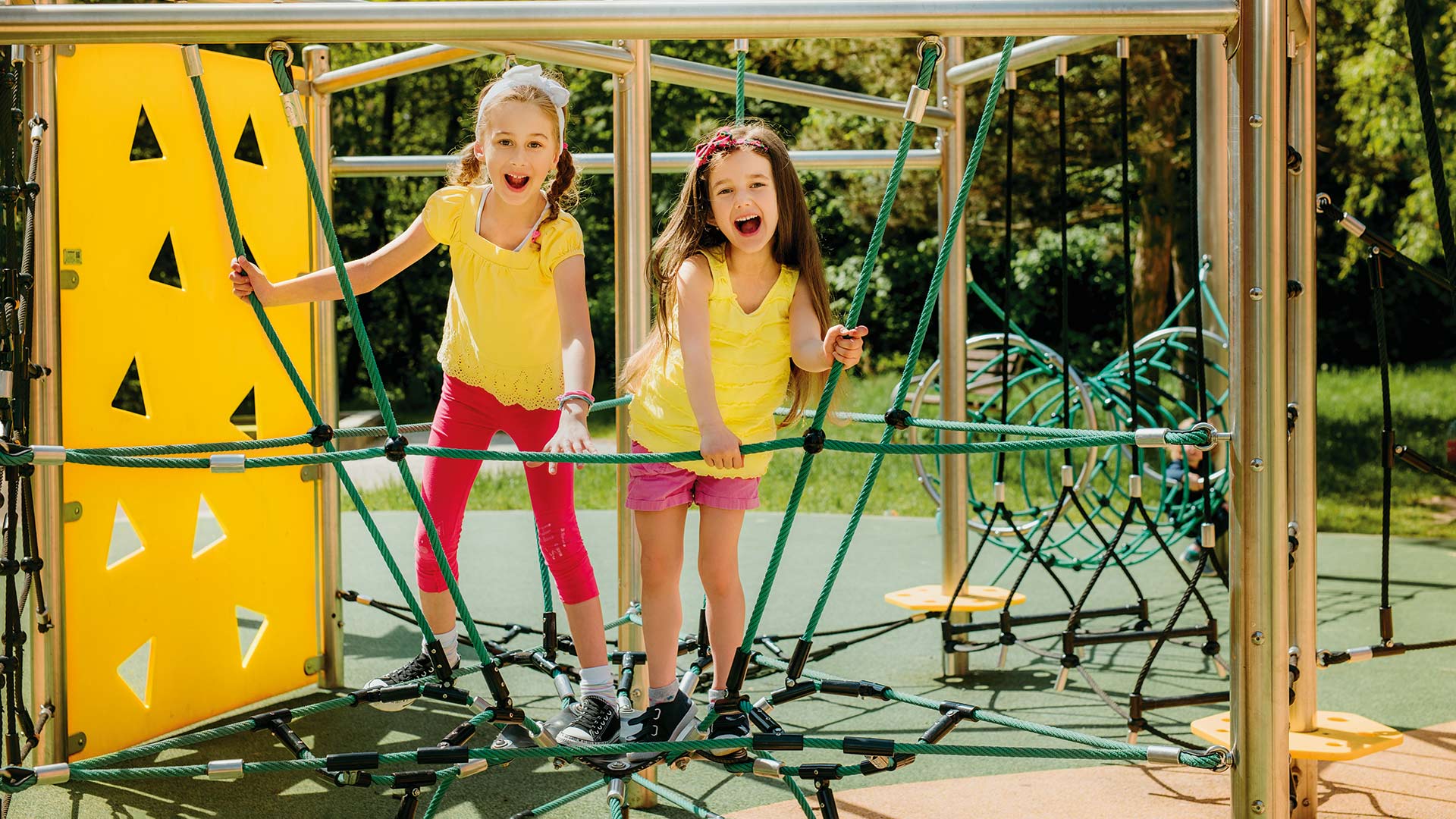 Kletteranlage von SAPEKOR mit zwei spielenden Mädchen