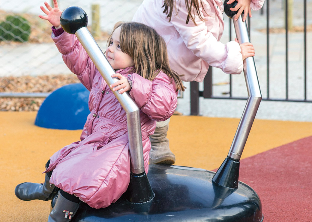 Klettertier ANT auf dem ein Kind sitzt und spielt