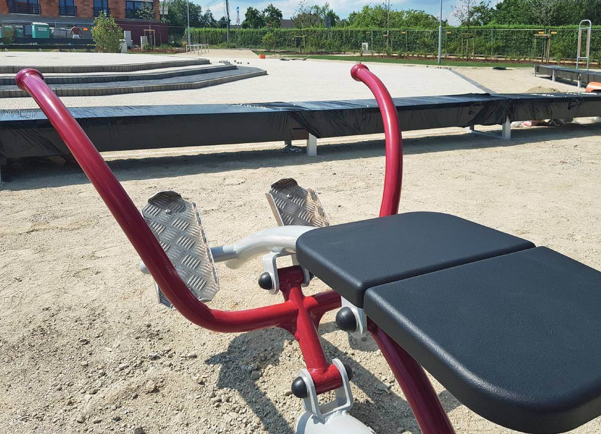 Nahaufnahme eines Outdoor Fitnessgerätes auf sandigen Untergrund