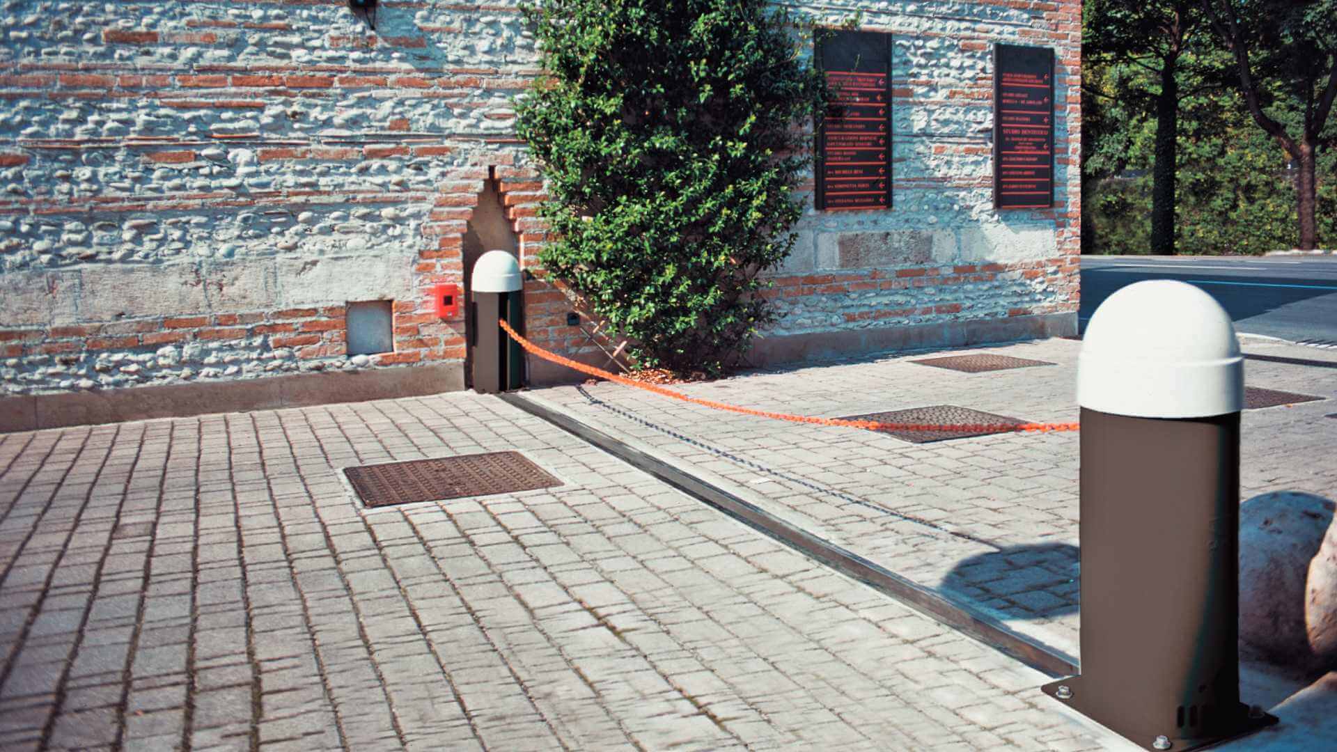 Kettenabsenker Lorgues auf einem gepflastertem Weg