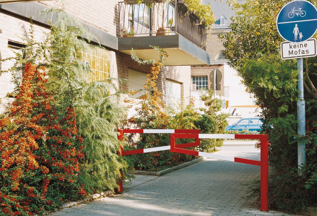 Gatterschranke AMAL doppelseitig und Verkehrsschilder