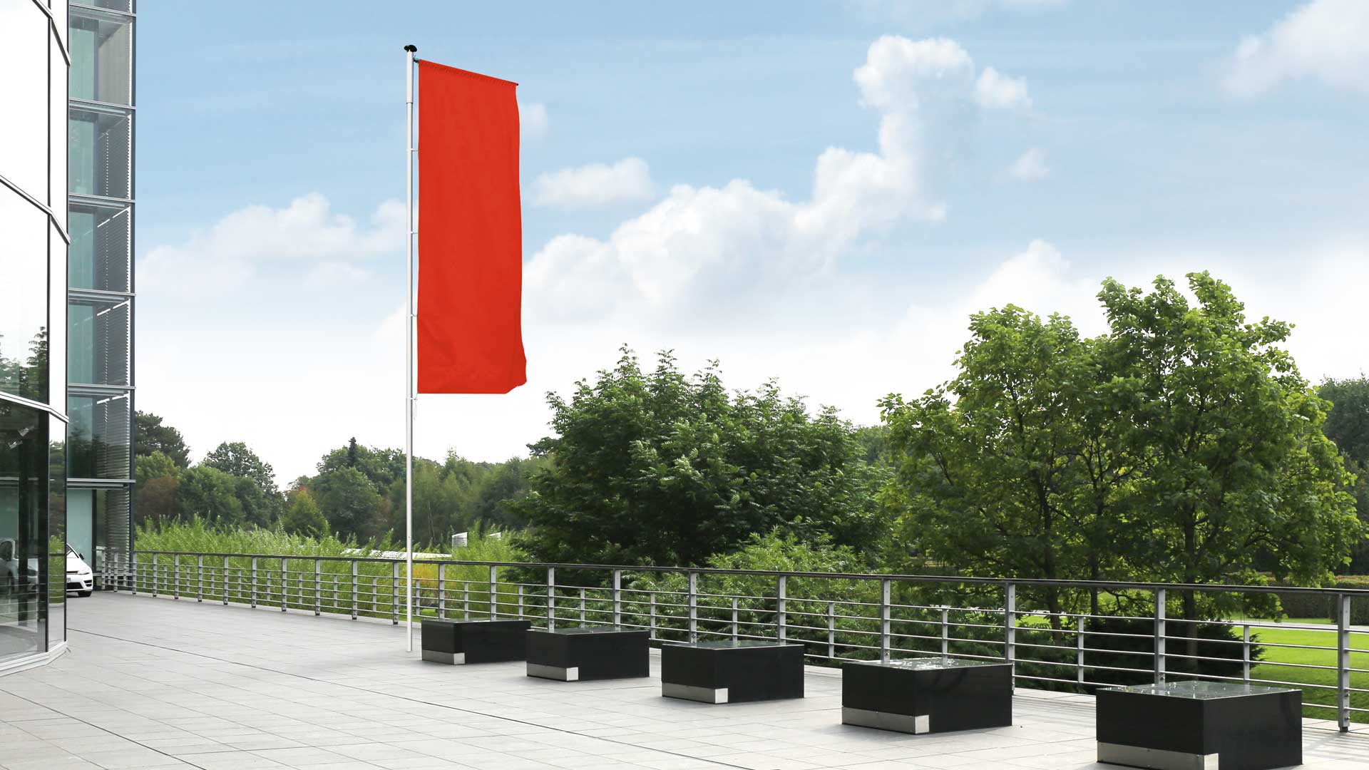 Roter Fahnenmast auf einer großen Terrasse