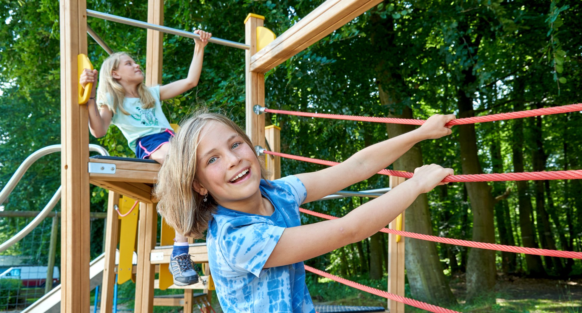 Mädchen auf Klettergerüst