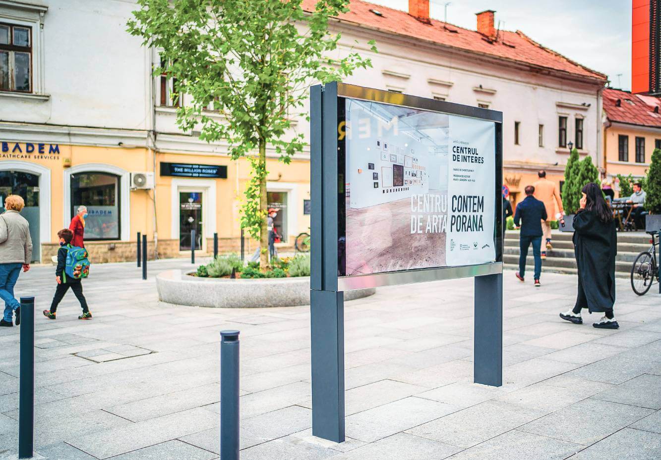 Moderner Standschaukasten auf einem Platz in einer Innenstadt