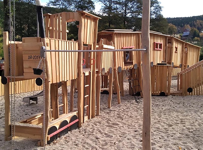 Holzspielplatz in Form eine Lok