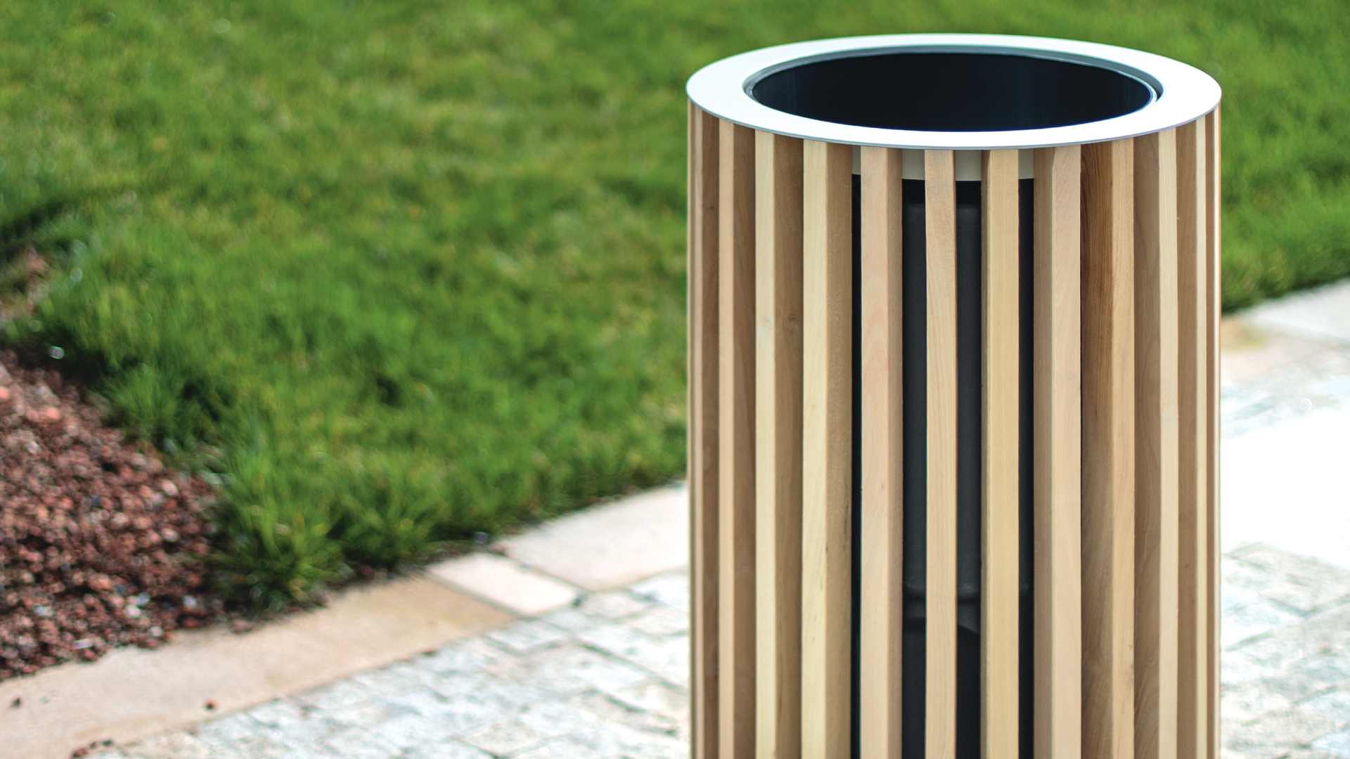 Abfallbehälter aus Robinienholz