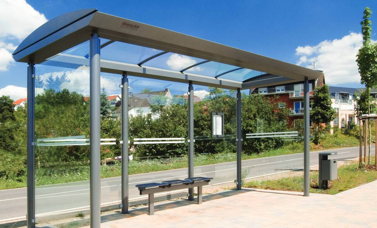 Wartehalle mit Glasdach