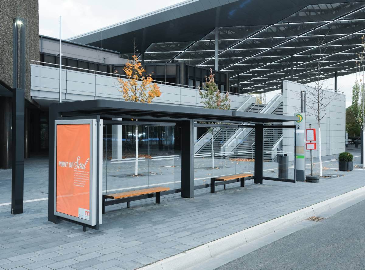 Bushaltestelle mit Sitzgelegenheiten
