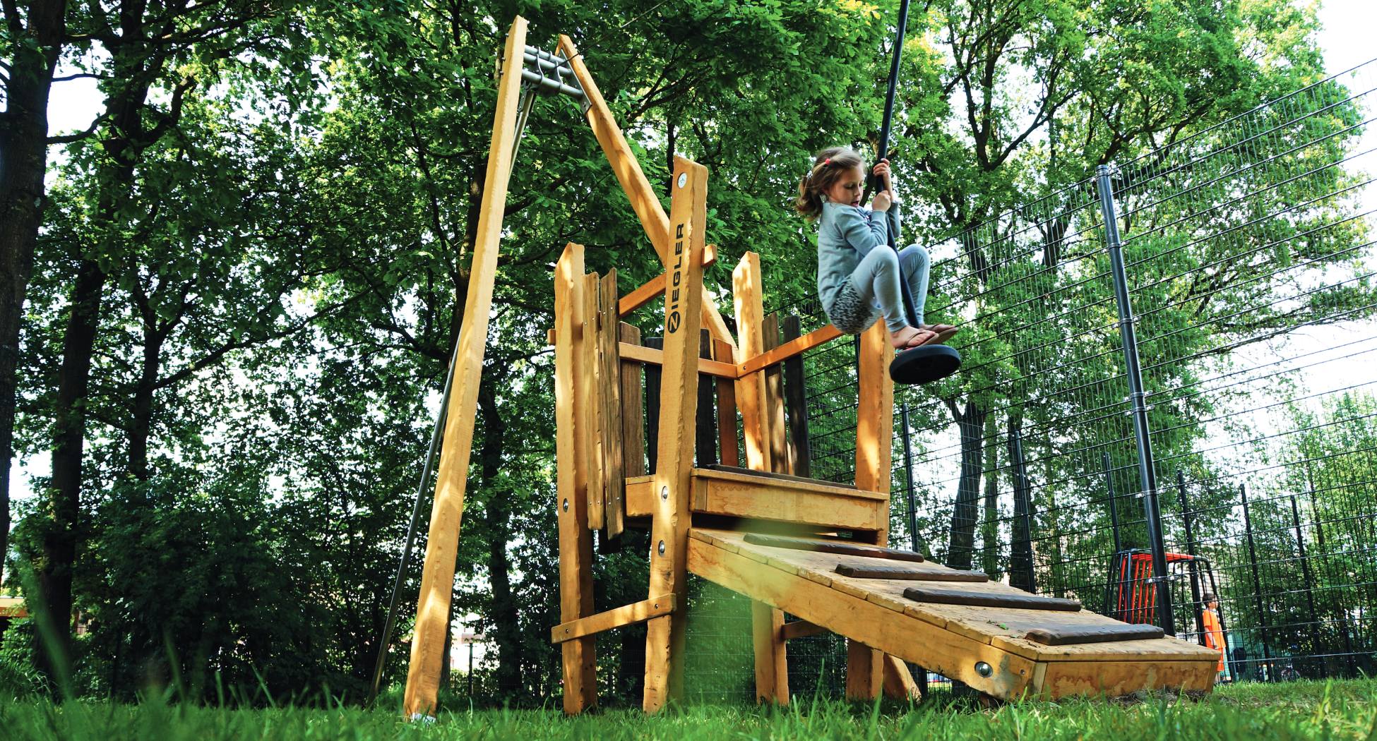 Mädchen auf Seilbahn Flying Fox