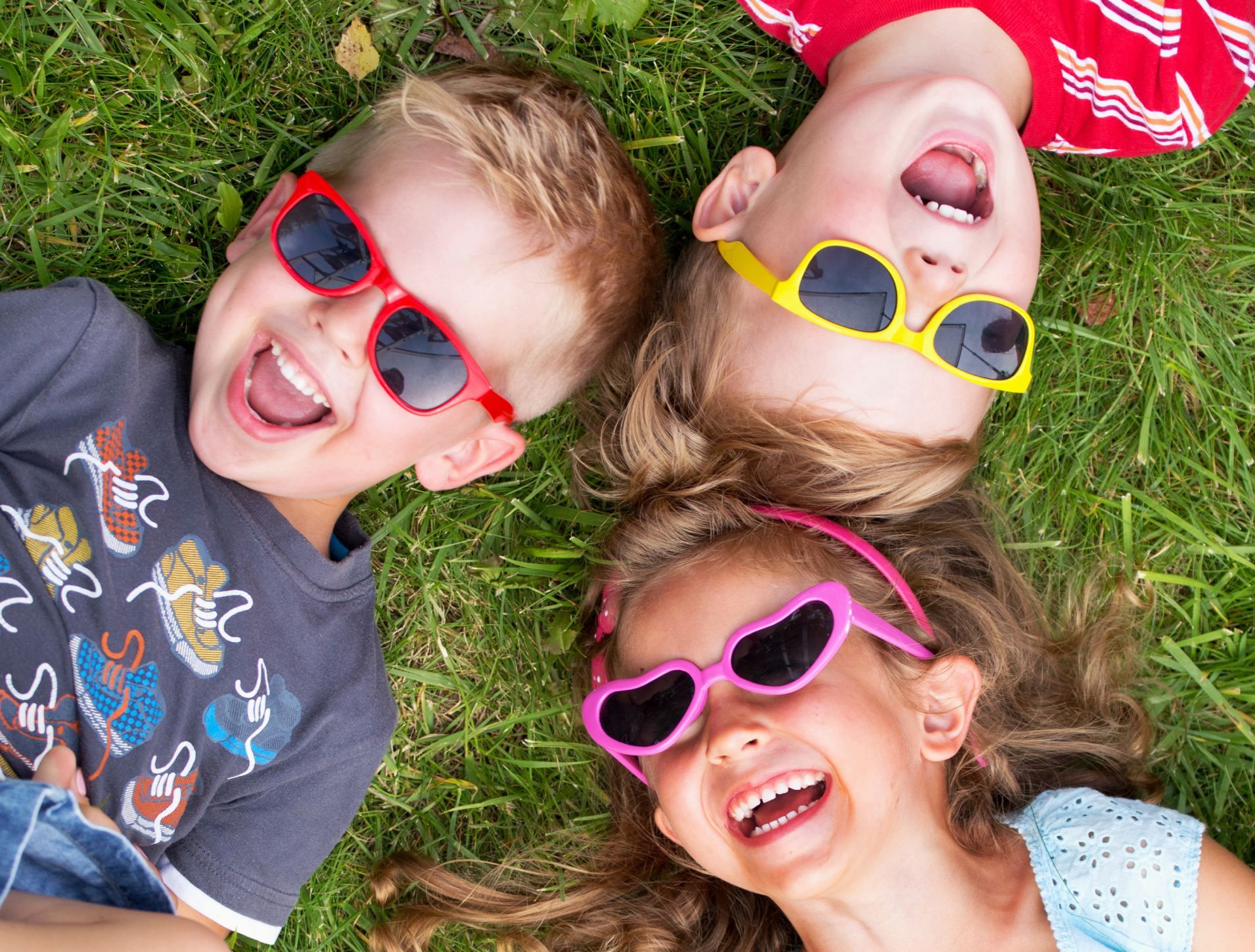 Kinder mit Sonnenbrillen