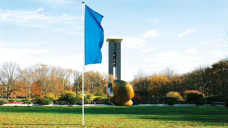 Fahnenmast aus Aluminium SILENTO in Parkanlage