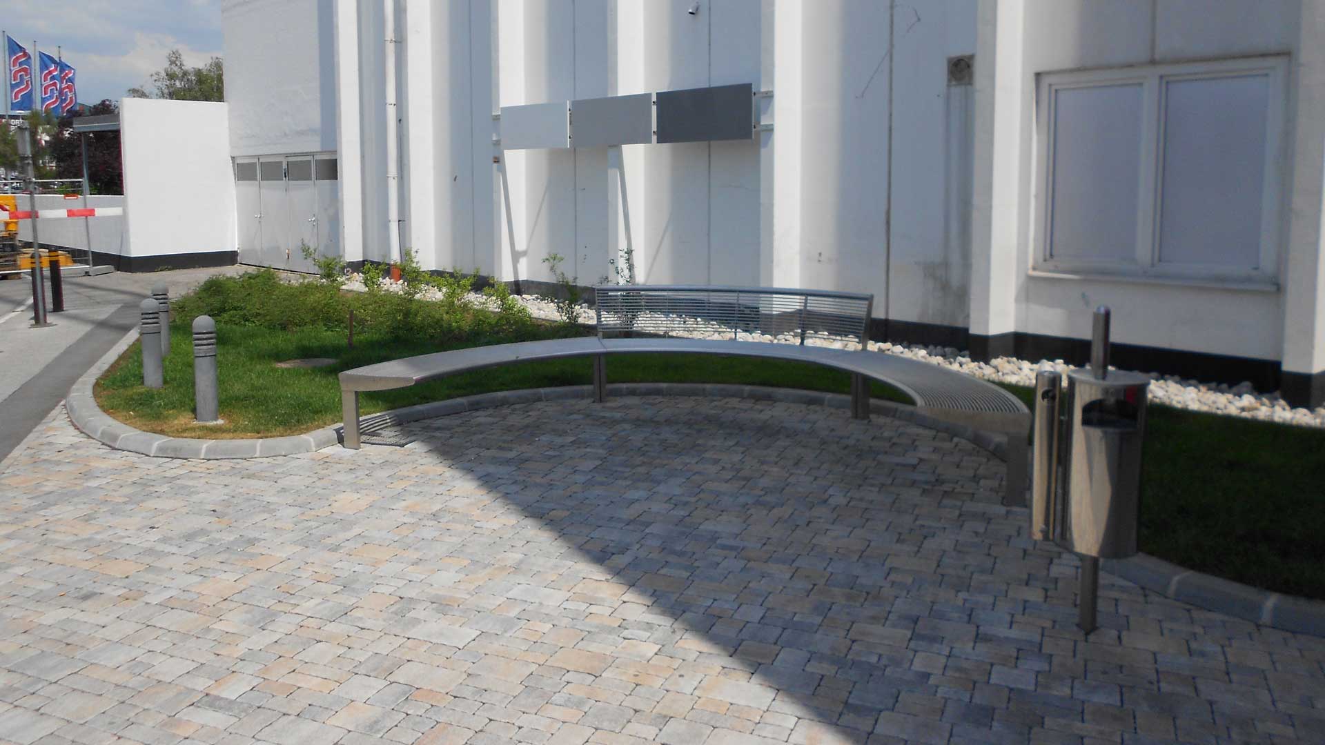 Sitzbank CARPI und Abfallbehaelter FINTWIN in Vösendorf