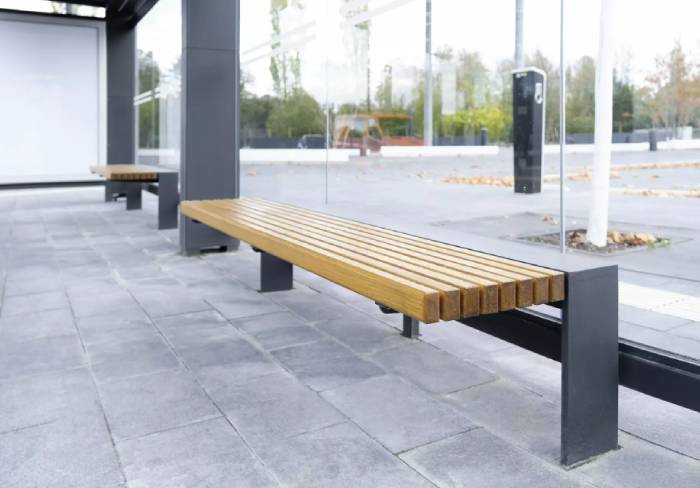 Sitzbank in einer Wartehalle