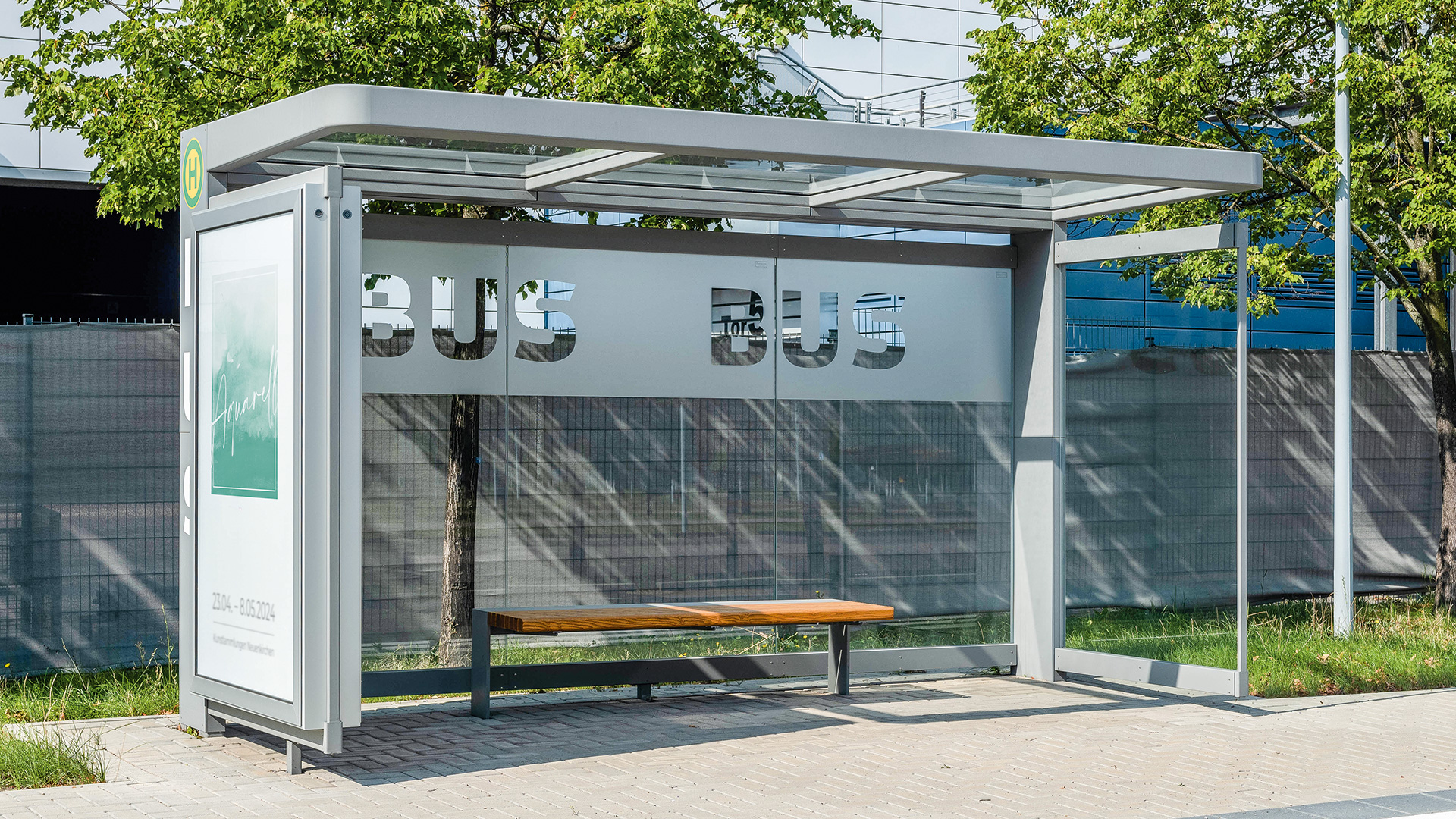 Wartehalle mit integrierter Sitzgelegenheit und Aufschrift Bus