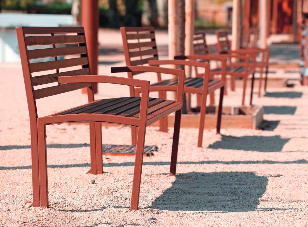 Eine Reihe an Sitzen in braunen Farbtönen