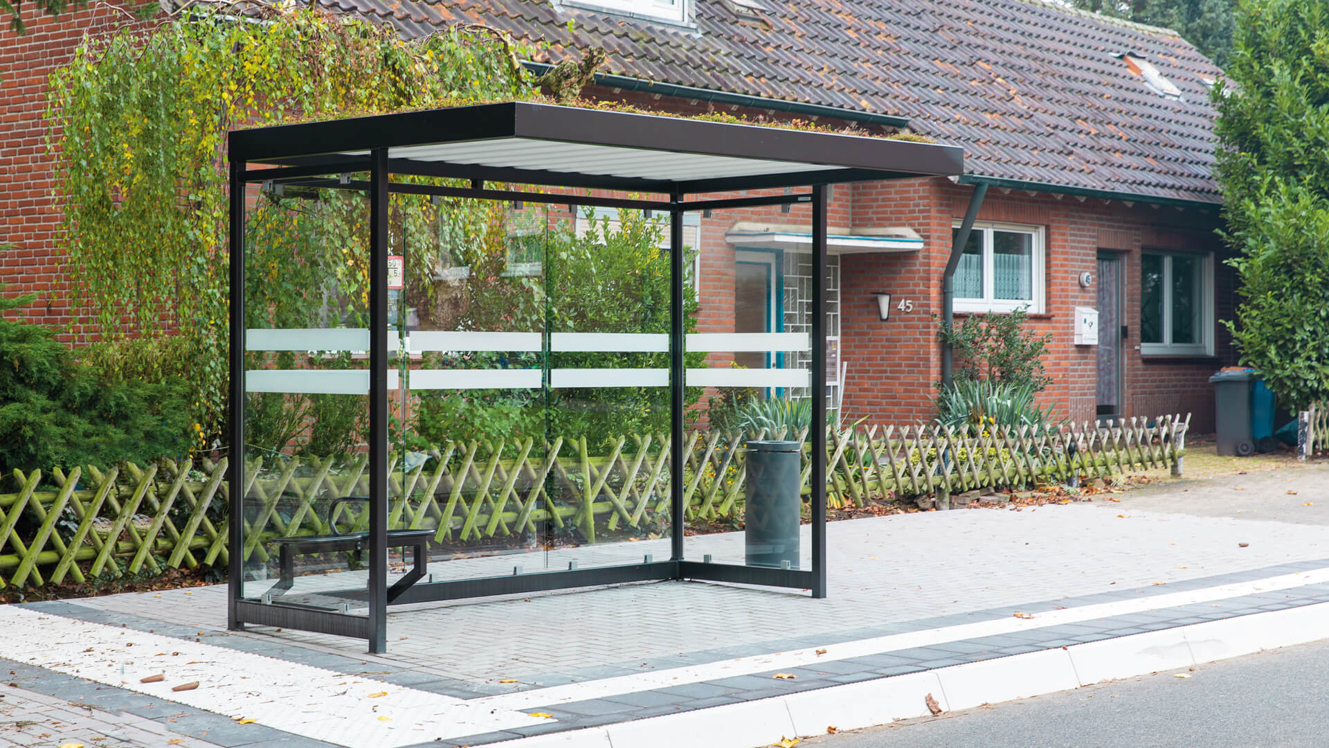 AQUILA GREEN Wartehalle am Straßenrand