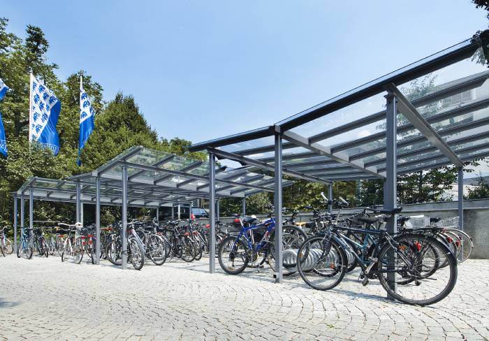 Fahrräder unter Fahrradüberdachungen