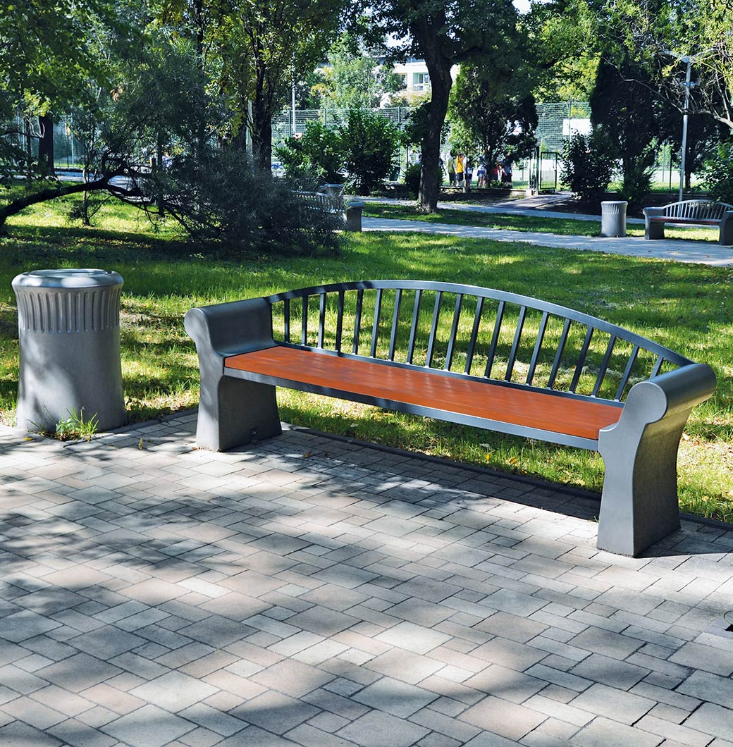 Parkbank aus Holz und Metall neben einem Mülleimer