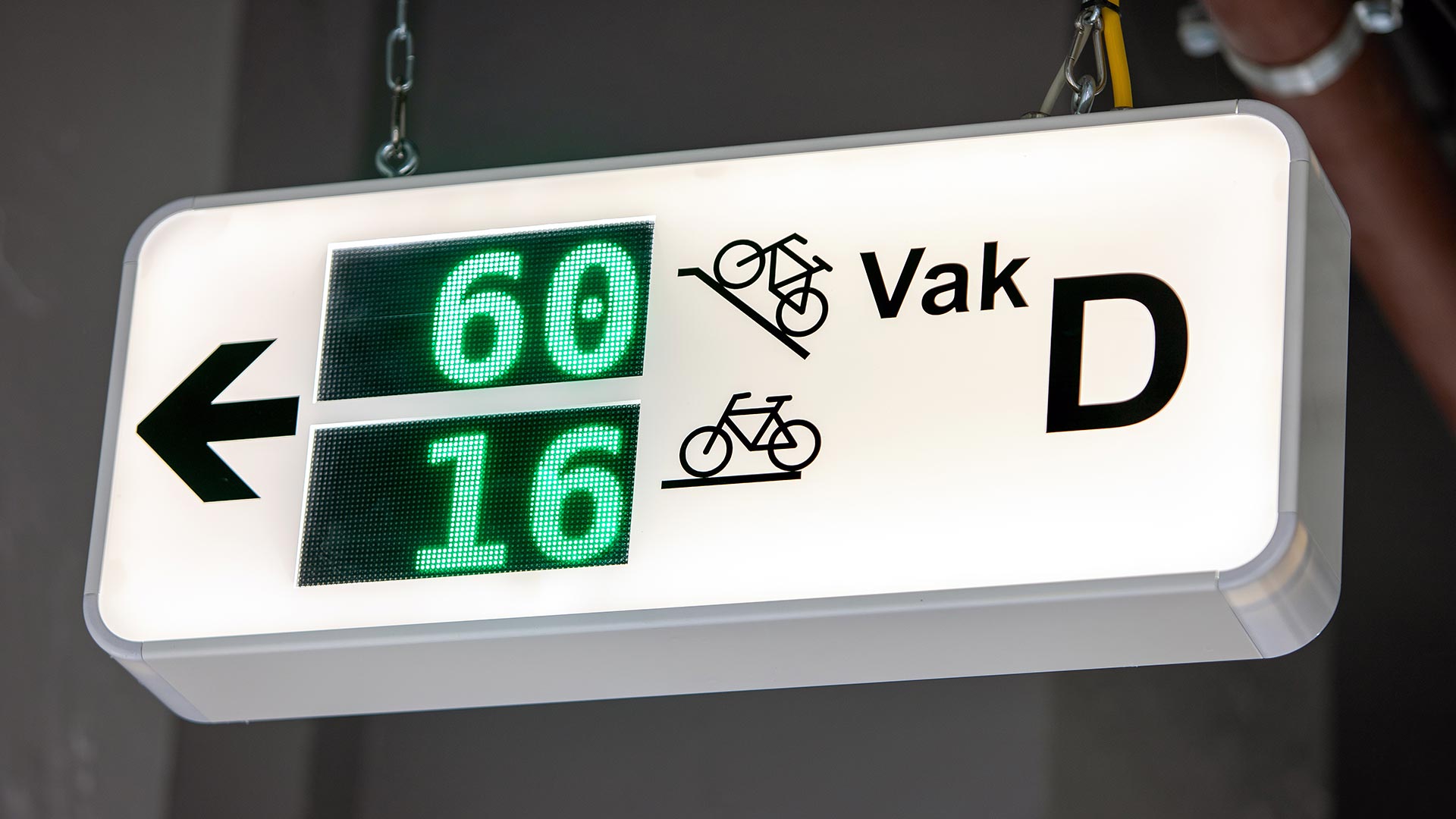 Anzeige für frei Fahrradparkplätze von Anzeige frei Fahrradstellplätze an einem Parkhausausgang von Lumiguide - Nahaufnahme