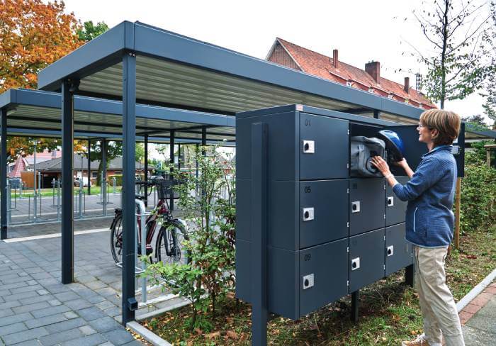 Schließfachanlage vor Fahrradüberdachung