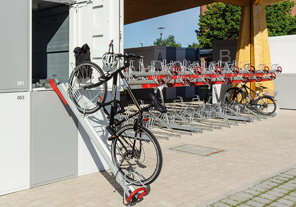 Moderne Fahrradgarage mit Ladestation