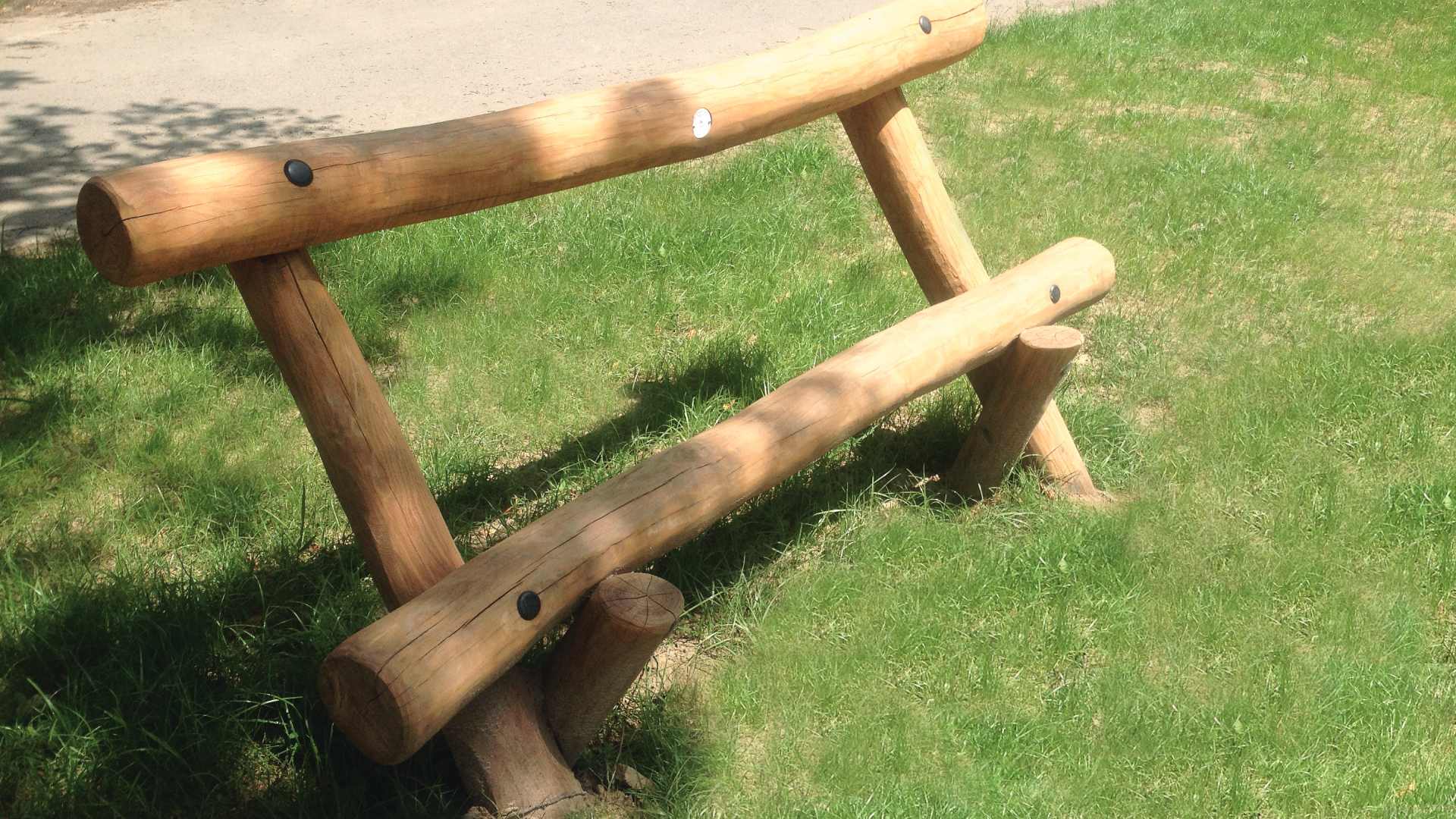 Jugendbank Aprilla aus Robinienholz auf einer Wiese