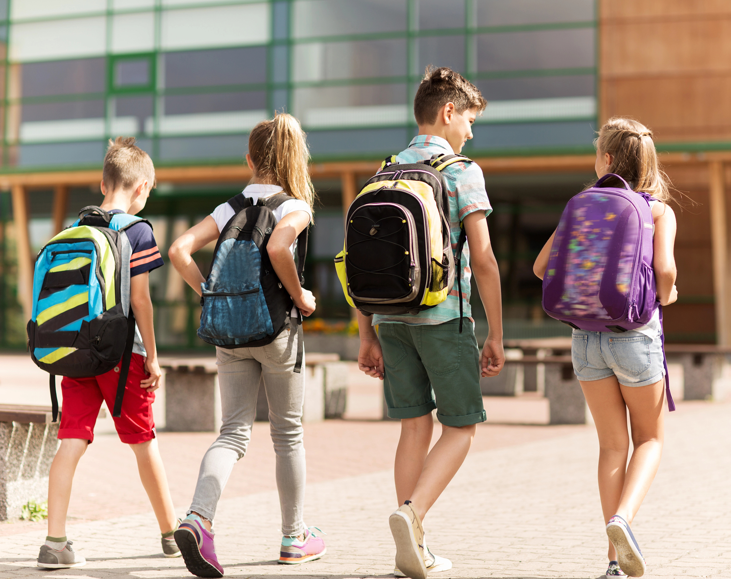 Junge Menschen auf dem Weg in die Schule
