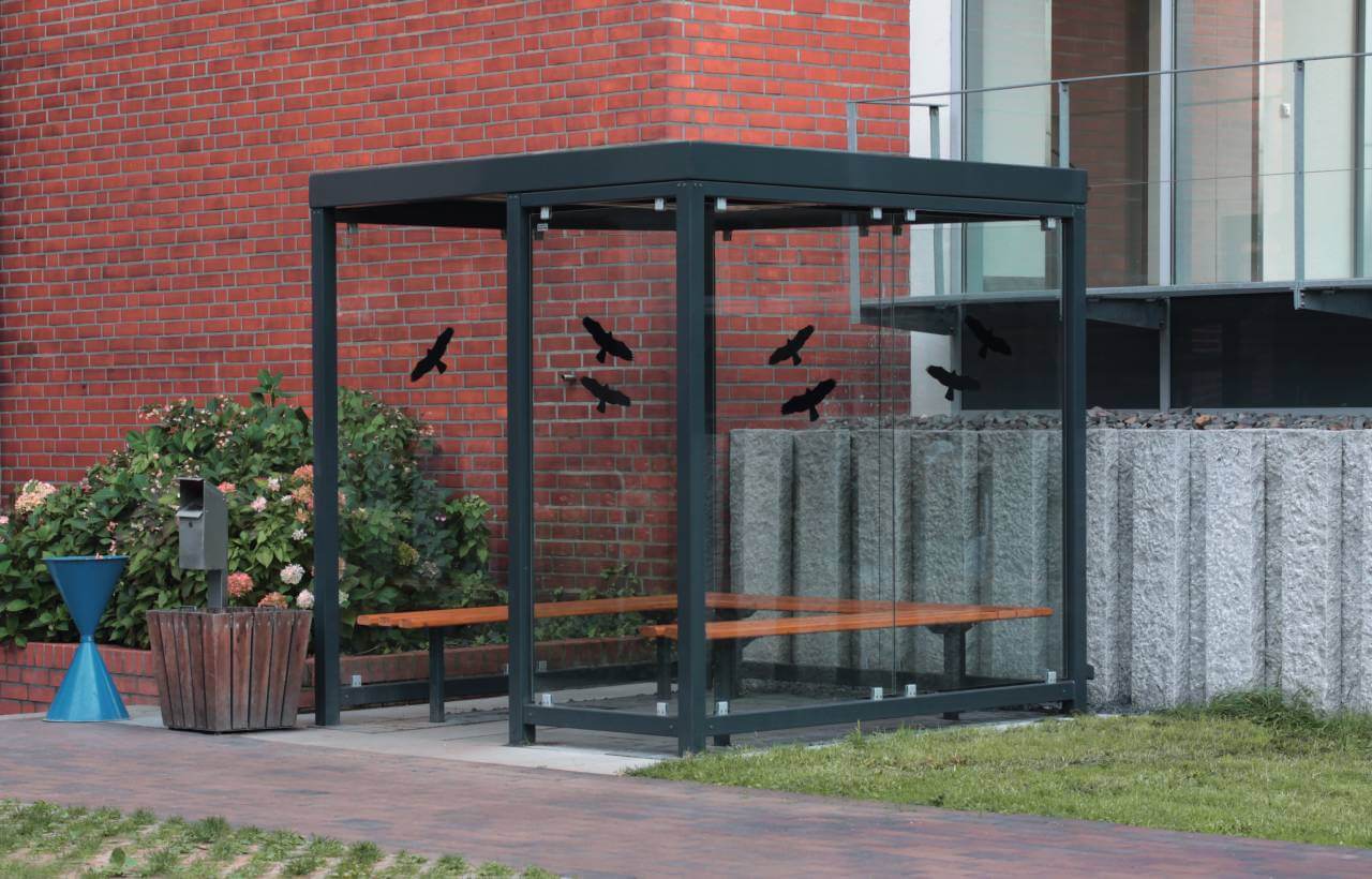 Schwarze Überdachung mit Glaswänden und Vogelschutz