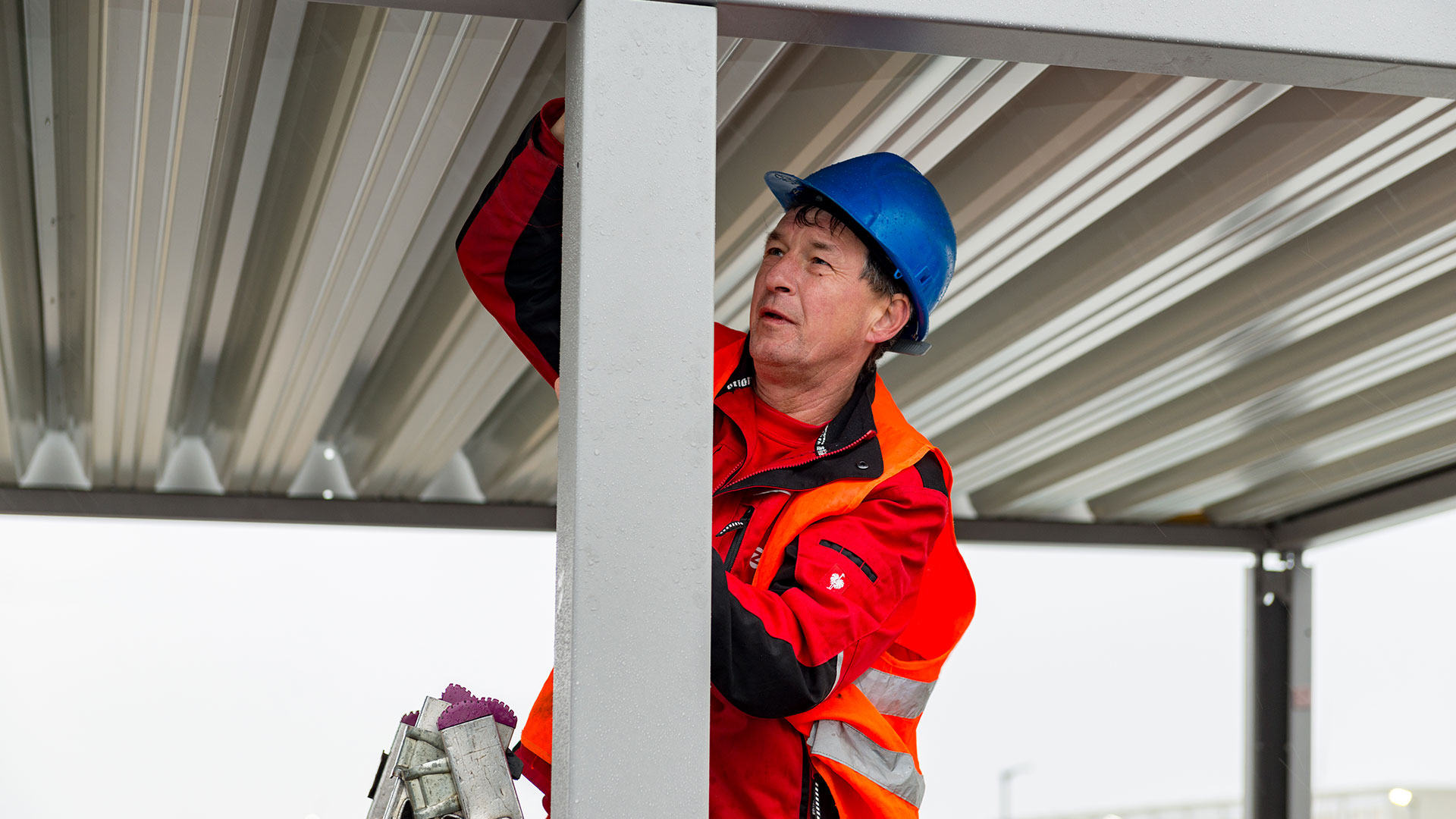 Wartung an einer Überdachung, um Langlebigkeit zu gewährleisten