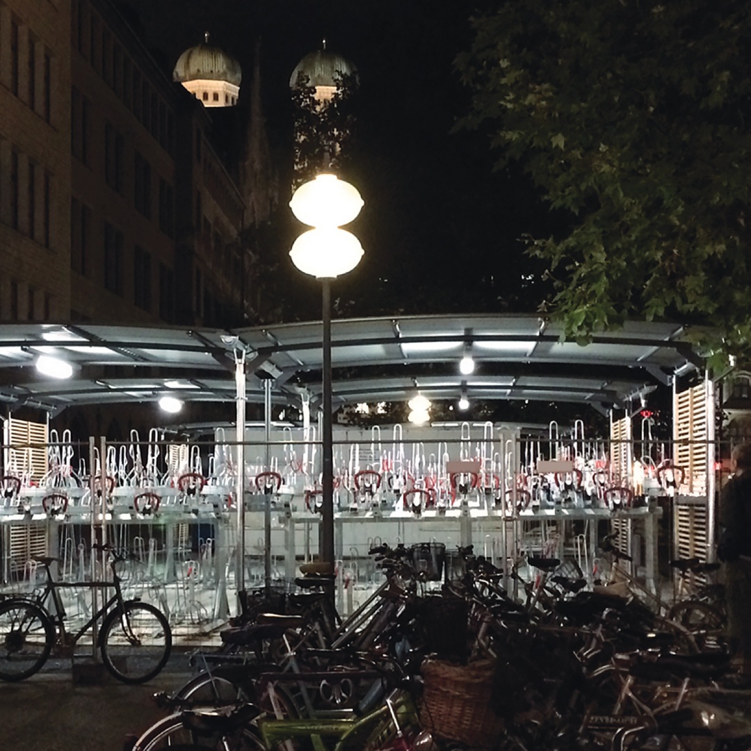 Fahrradabstellplatz mit Beleuchtung in der Nacht