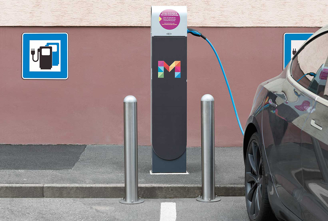 E-Parkplatz mit Ladesäule und Beschilderung
