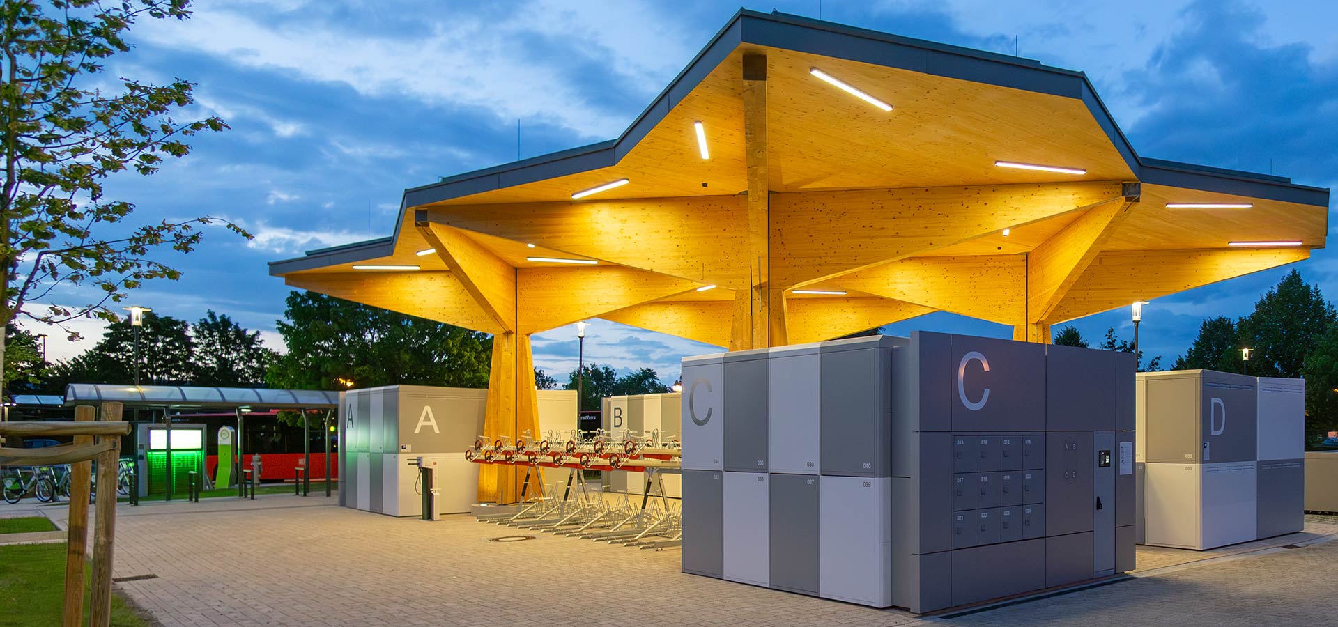 Überdachung mit Fahrradparksystemen und Servicestation in Achern bei Nacht