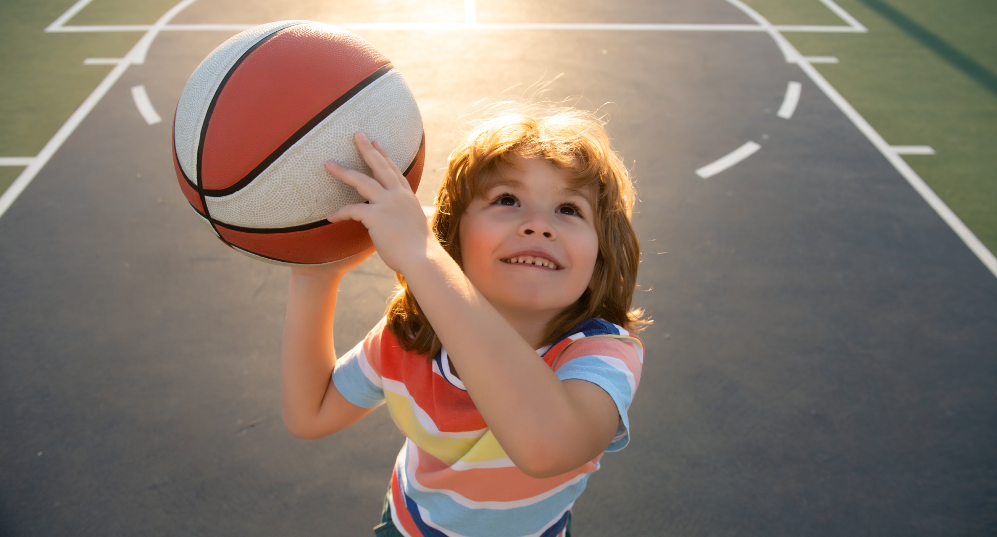 Junge spielt Basketball