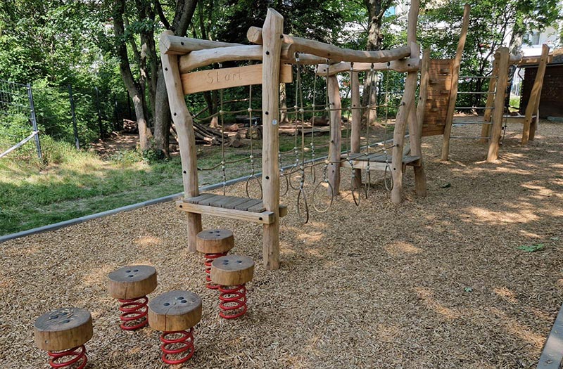 Bodenmaterialien für Spielplätze: Holzschnitzel