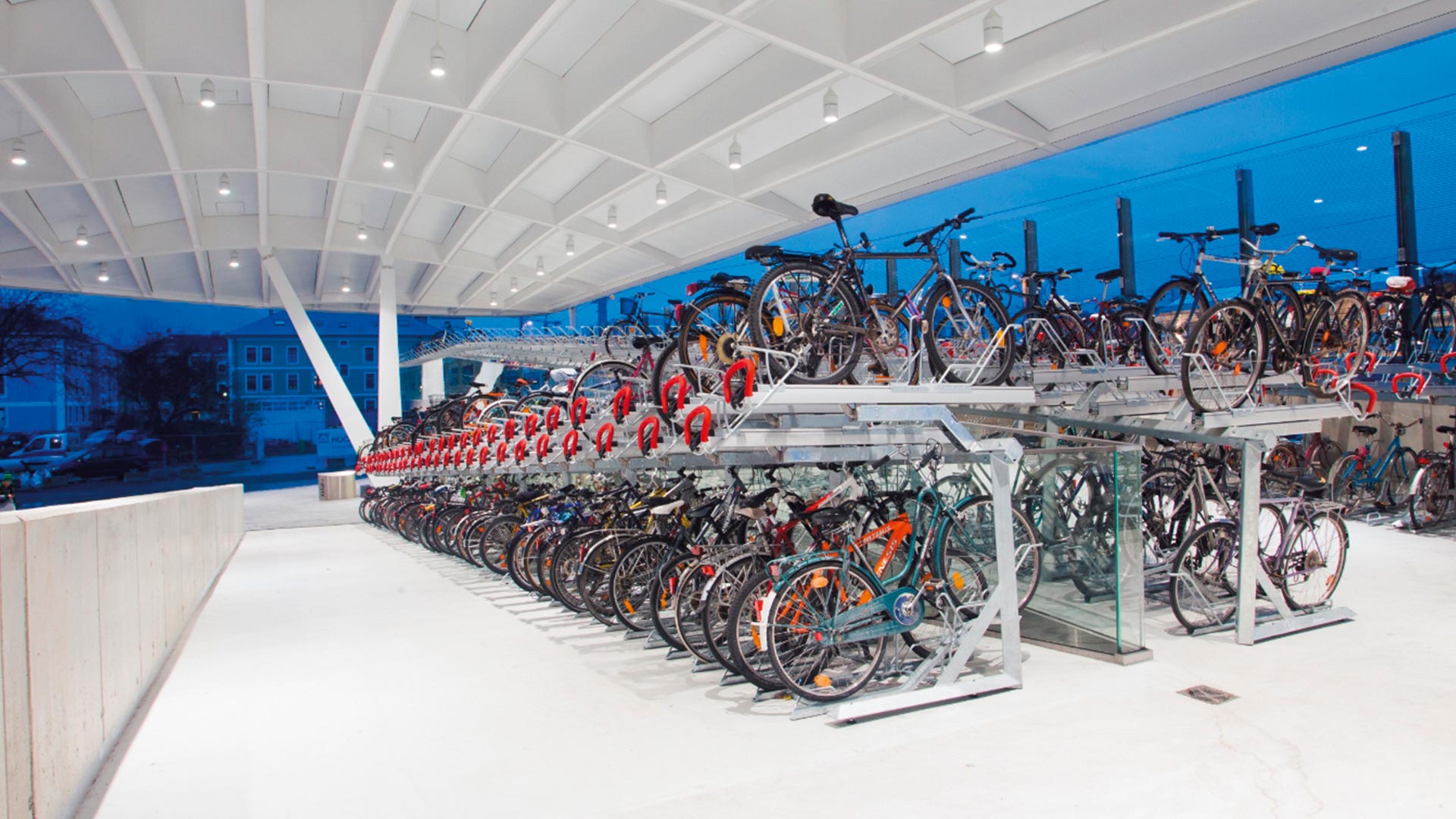 Parkeinrichtung überdacht mit Doppelstockparkern für Fahrräder von von Lumiguide