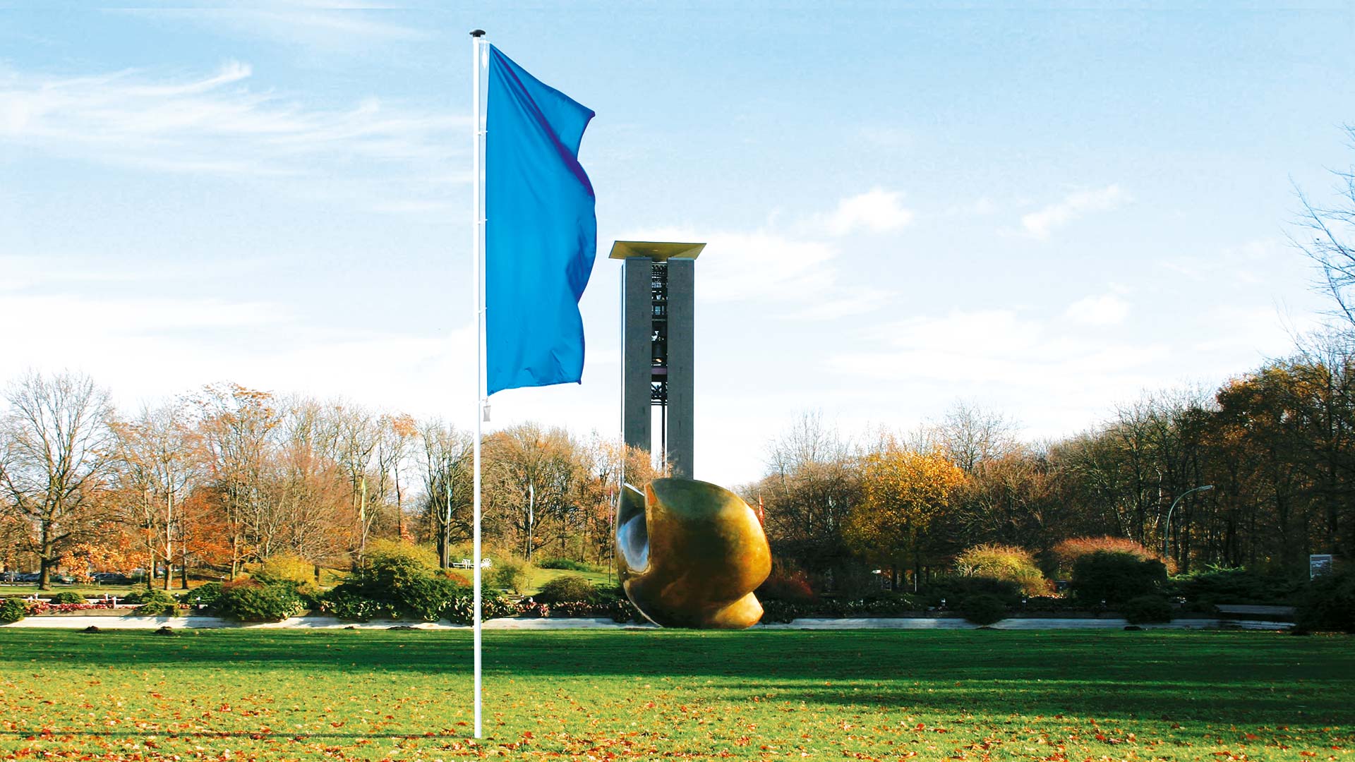 Fahnenmast mit blauer Flagge in einem Park