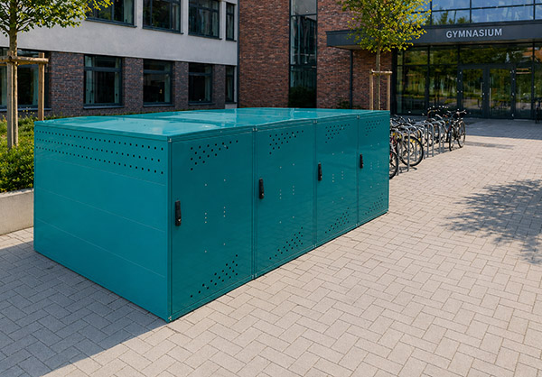Fahrradgarage LEXINGTON NEW vor einem Schulgebäude