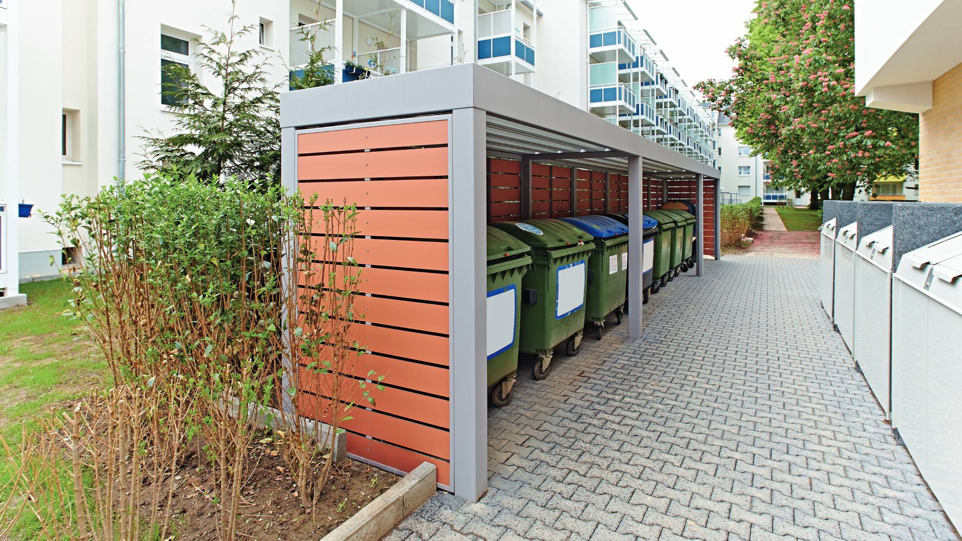Mülltonnenumhausung Multiport in einem Wohnkomplex
