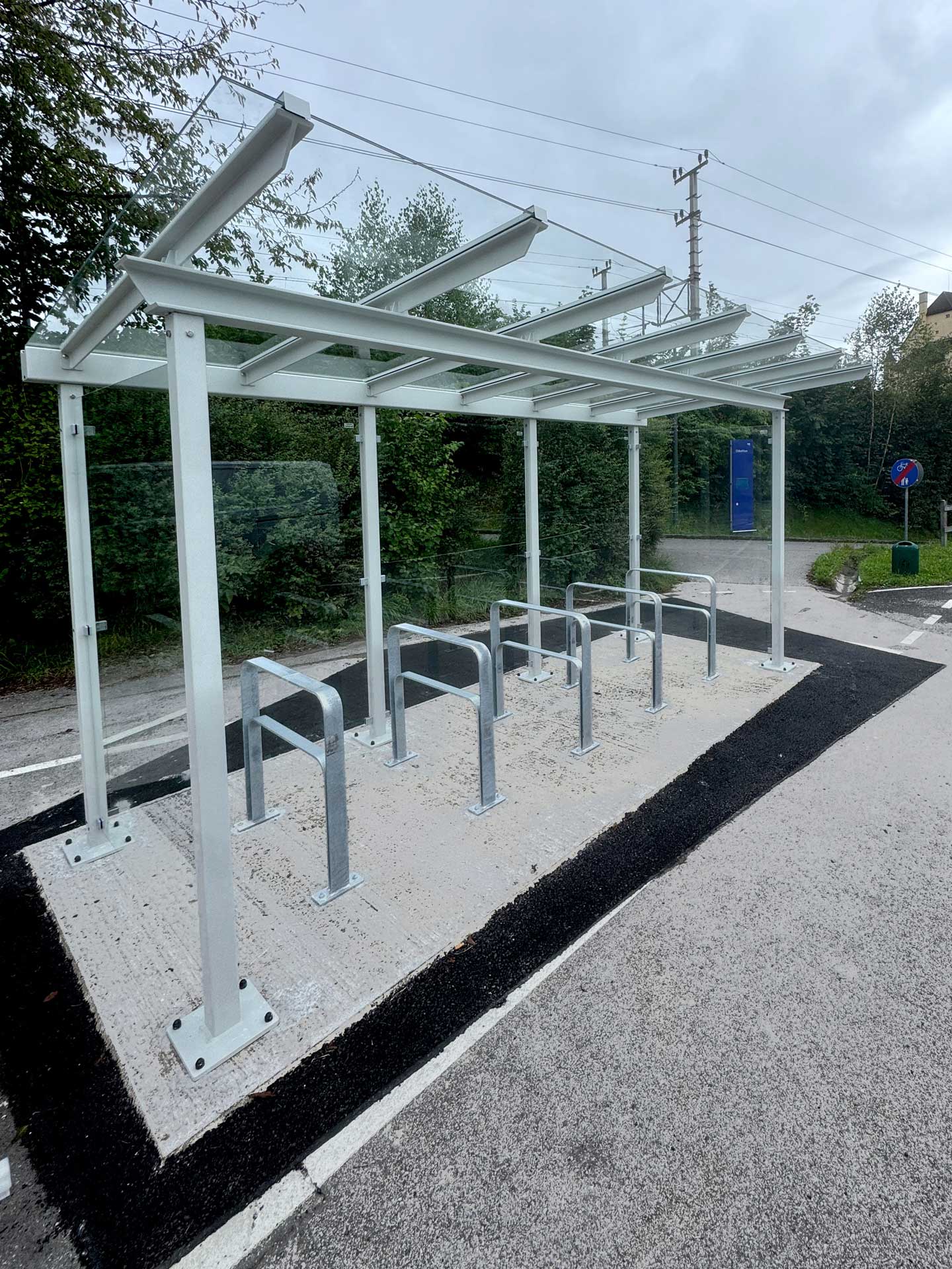 Fahrradüberdachung PEGASUS mit Anlehnbügel TAMPA in Elsbethen Fahrradüberdachung PEGASUS mit Anlehnbügel TAMPA in Elsbethen