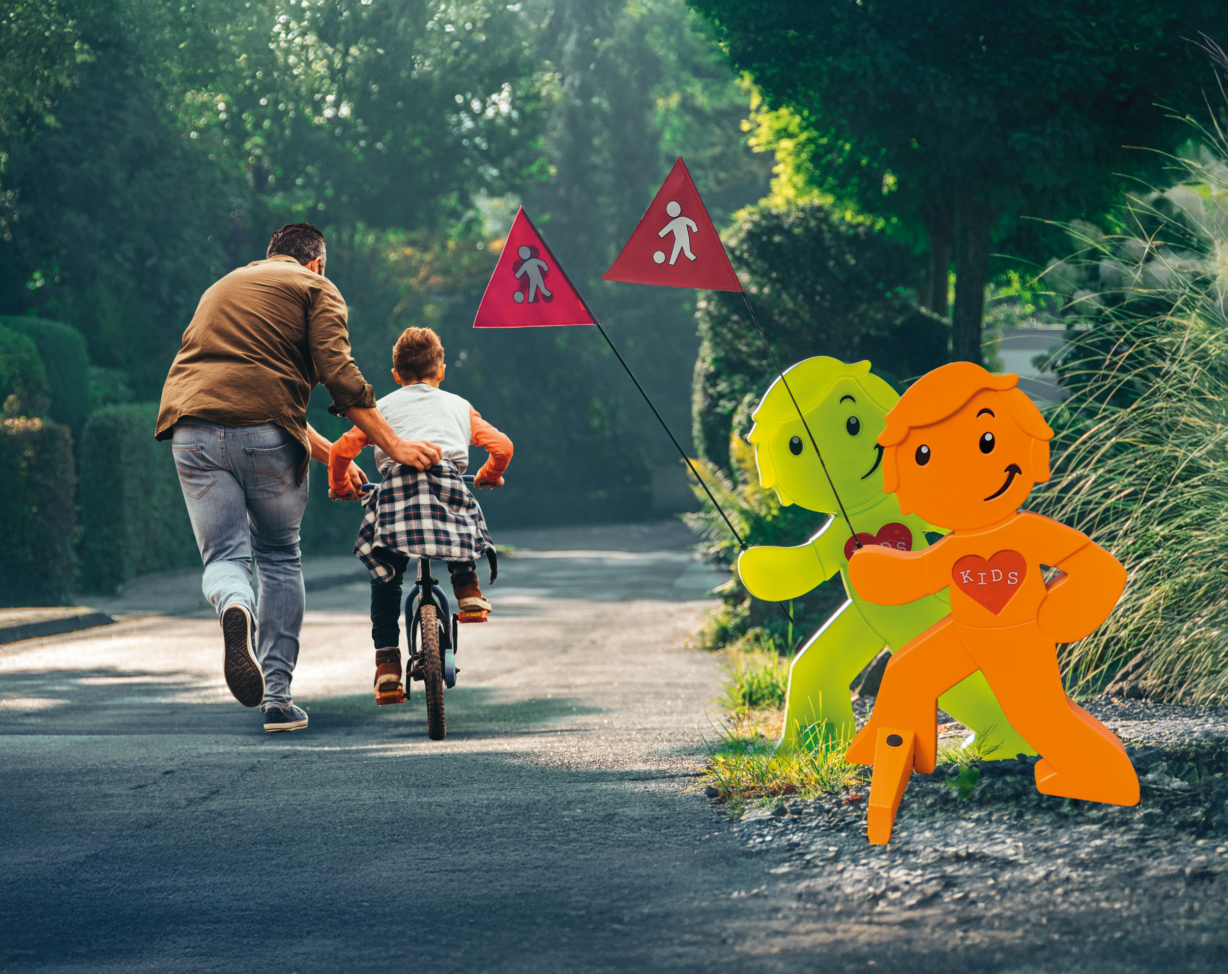 Vater und Sohn beim Radfahren üben
