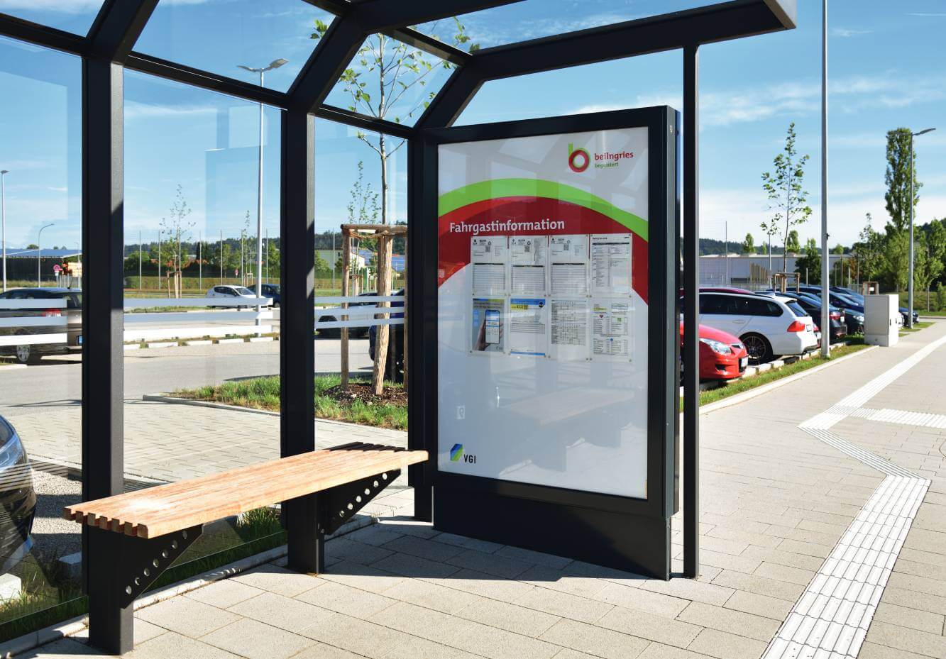 Schaukasten in einer modernen Wartehalle vor einem Parkplatz