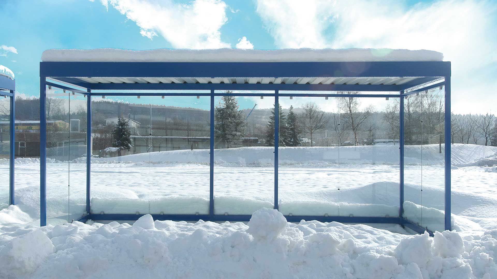 Überdachung AQUILA im Winter mit Schnee auf dem Dach